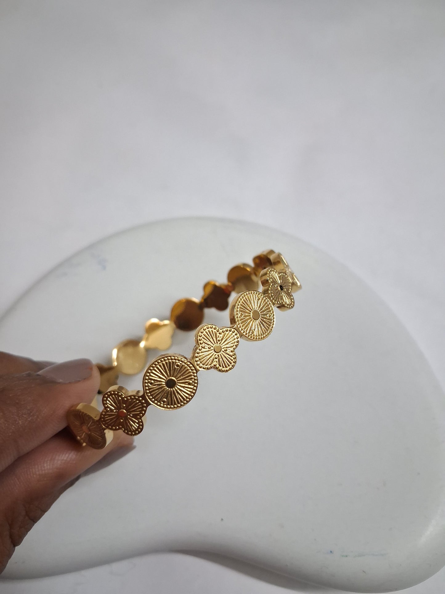 Round and Clover Bracelet