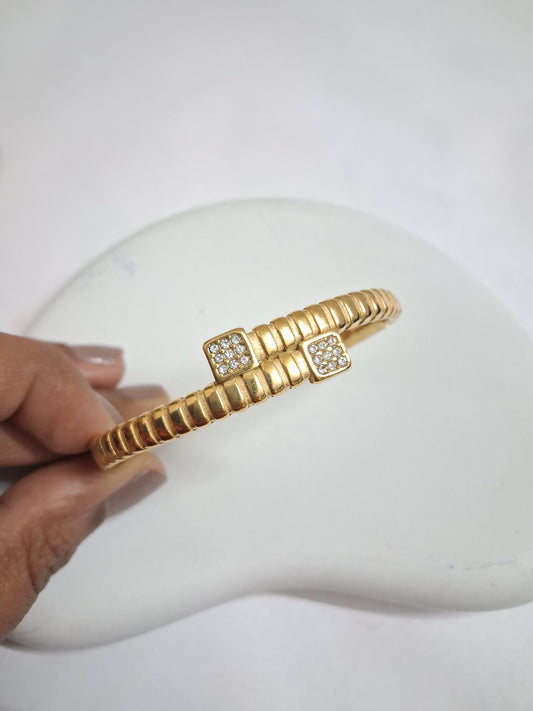 Overlap with Square Stoned Bracelet