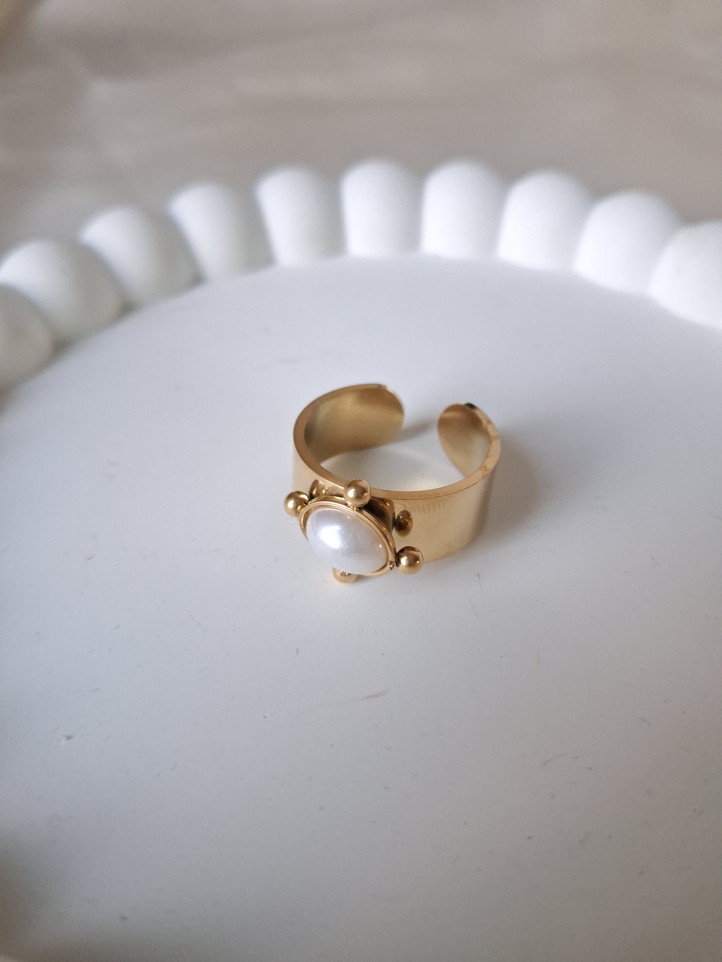 Single Pearl Bold Ring