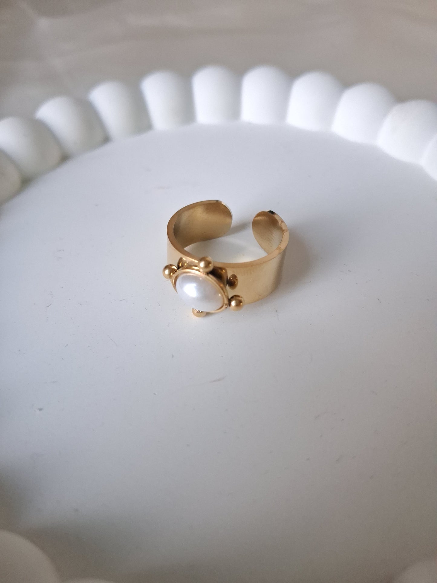 Single Pearl Bold Ring
